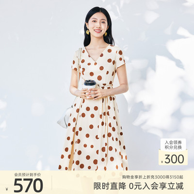 歌蒂诗夏季专柜新款时尚优雅经典收腰波点V领连衣裙 8F21L3543
