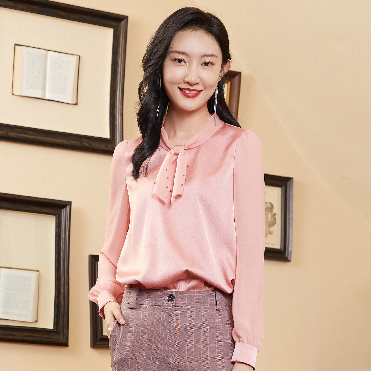 舒适圆领，柔软面料，宽松版型