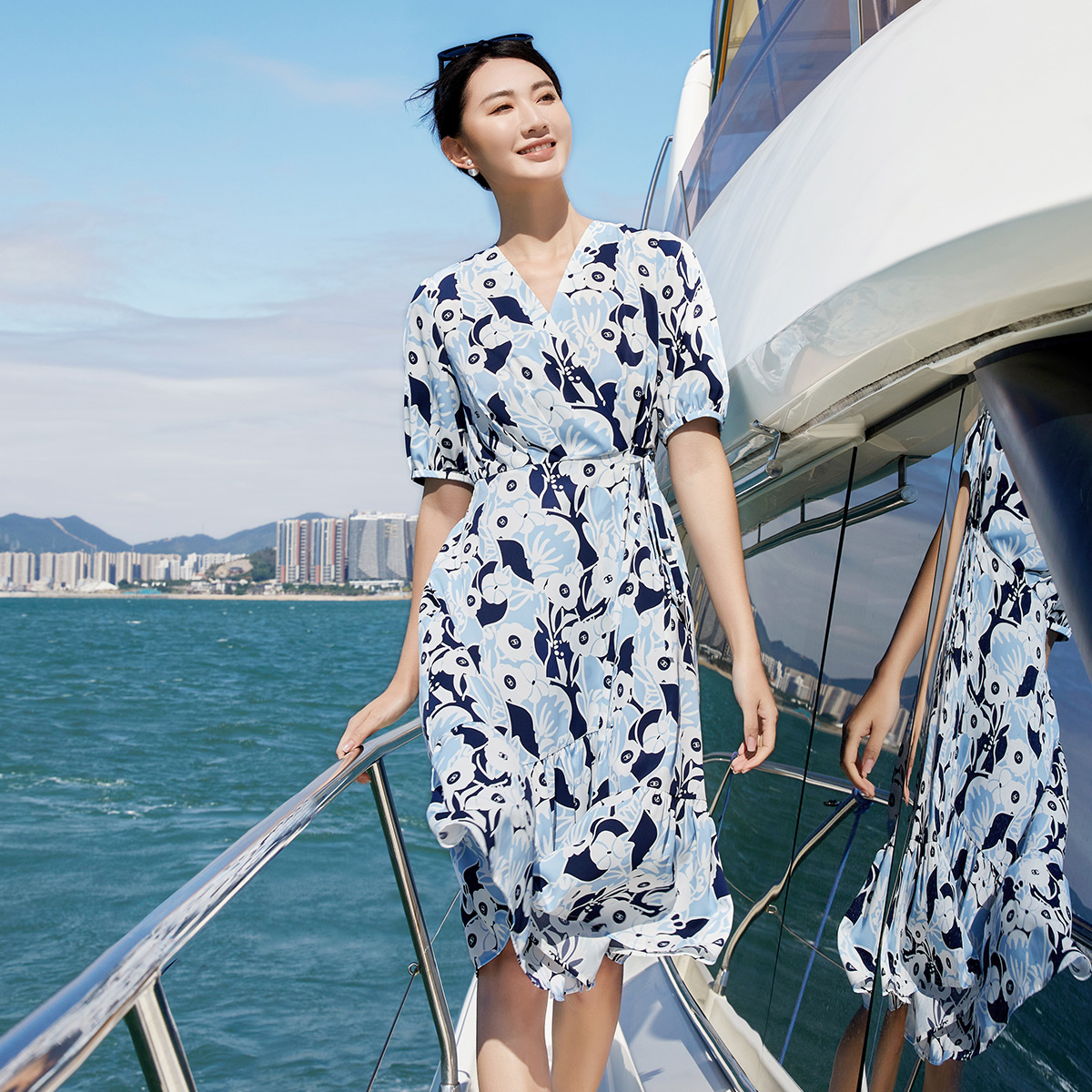 歌蒂诗性感V领印花显瘦连衣裙