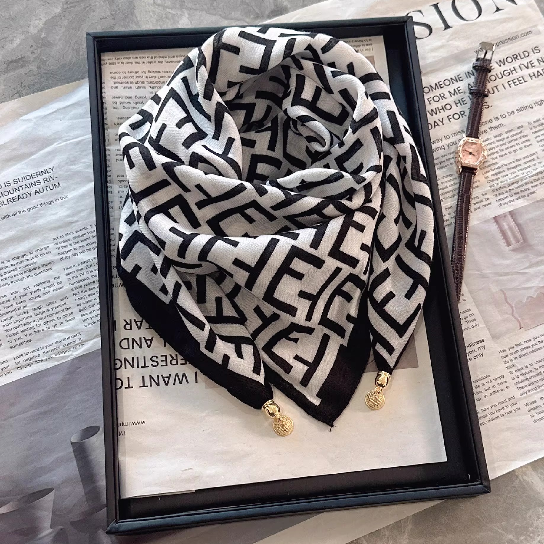 2025新款磁吸护颈小围巾秋冬方巾女款三角丝巾披肩高级感防风围脖