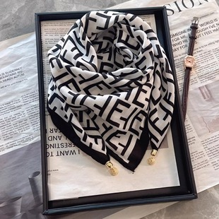 2025新款磁吸护颈小围巾秋冬方巾女款三角丝巾披肩高级感防风围脖