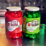 Золотое вино имеет филиалы, коктейль из красной и зеленой вишневой вишневой консервы.