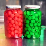 Золотое вино имеет филиалы, коктейль из красной и зеленой вишневой вишневой консервы.