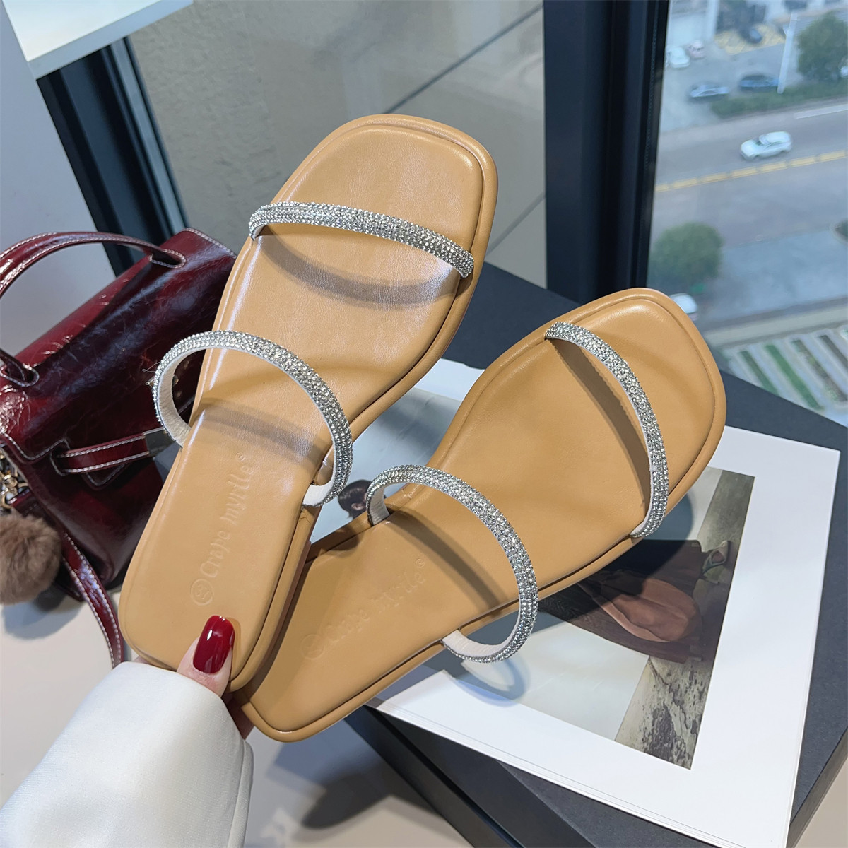 水钻拖鞋女平底夏季外穿百搭2026年新款网红软底休闲一字型凉拖鞋