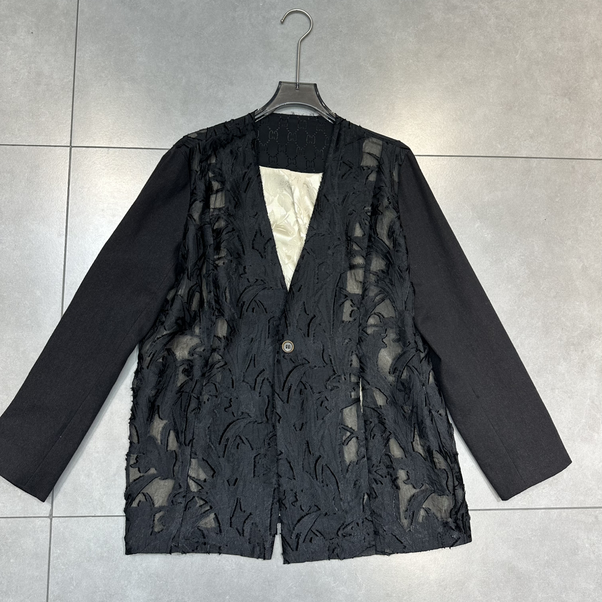 LC秋上新一粒扣V领拼接烧花短外套YS17G525