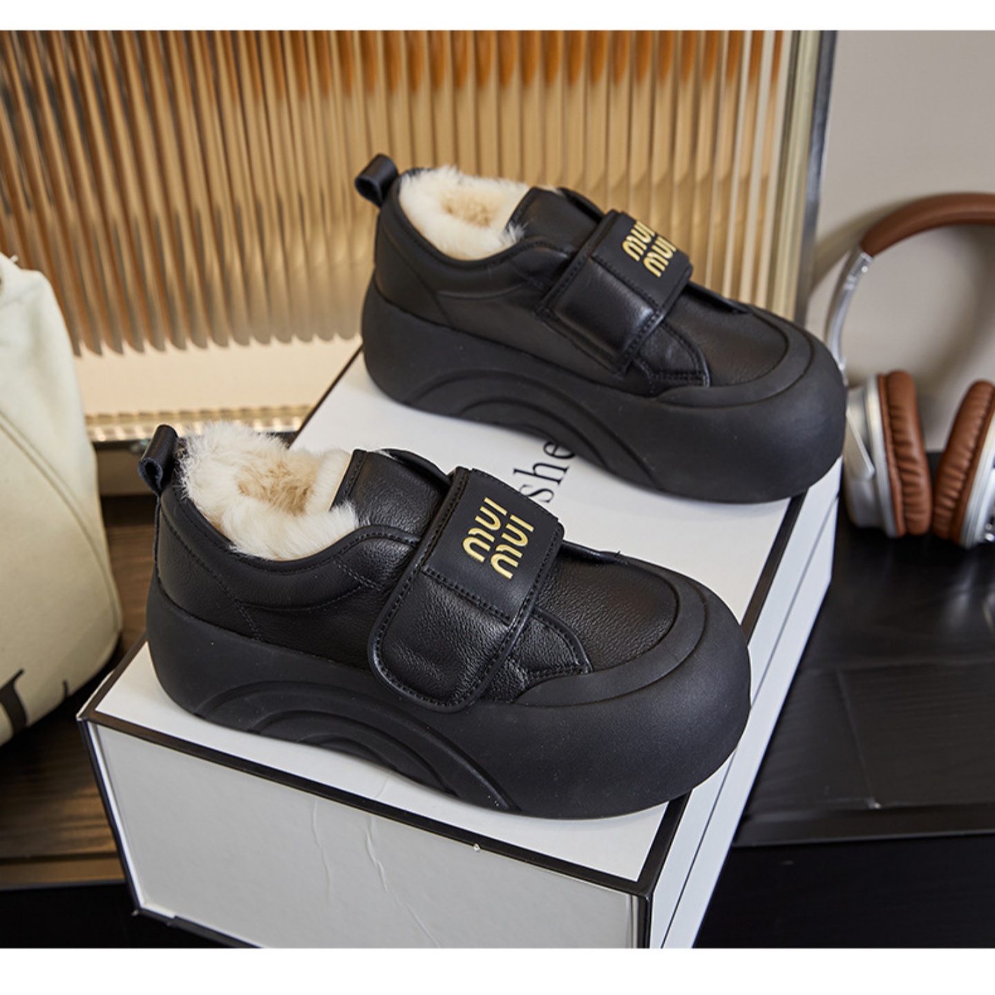 2025秋冬季新款真皮板鞋女厚底小白鞋加绒保暖魔术贴面包鞋棉鞋潮