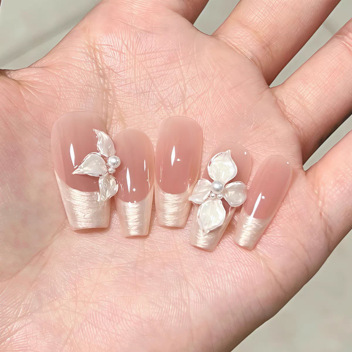 高级感清新白色贝母螺纹小花法式白边显白可拆卸纯手工穿戴甲贴片