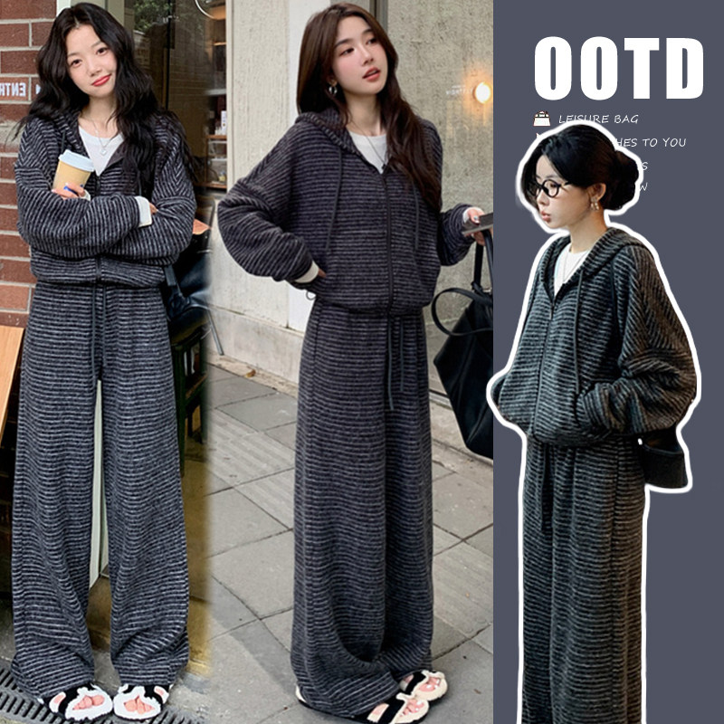 时尚孕妇装2024秋冬新款休闲百搭外穿连帽高级感加绒条纹女两件套