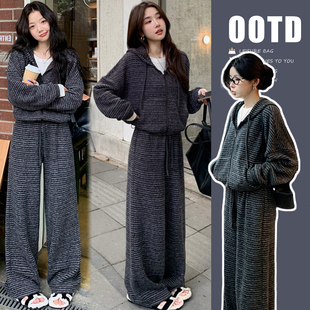 时尚孕妇装2024秋冬新款休闲百搭外穿连帽高级感加绒条纹女两件套