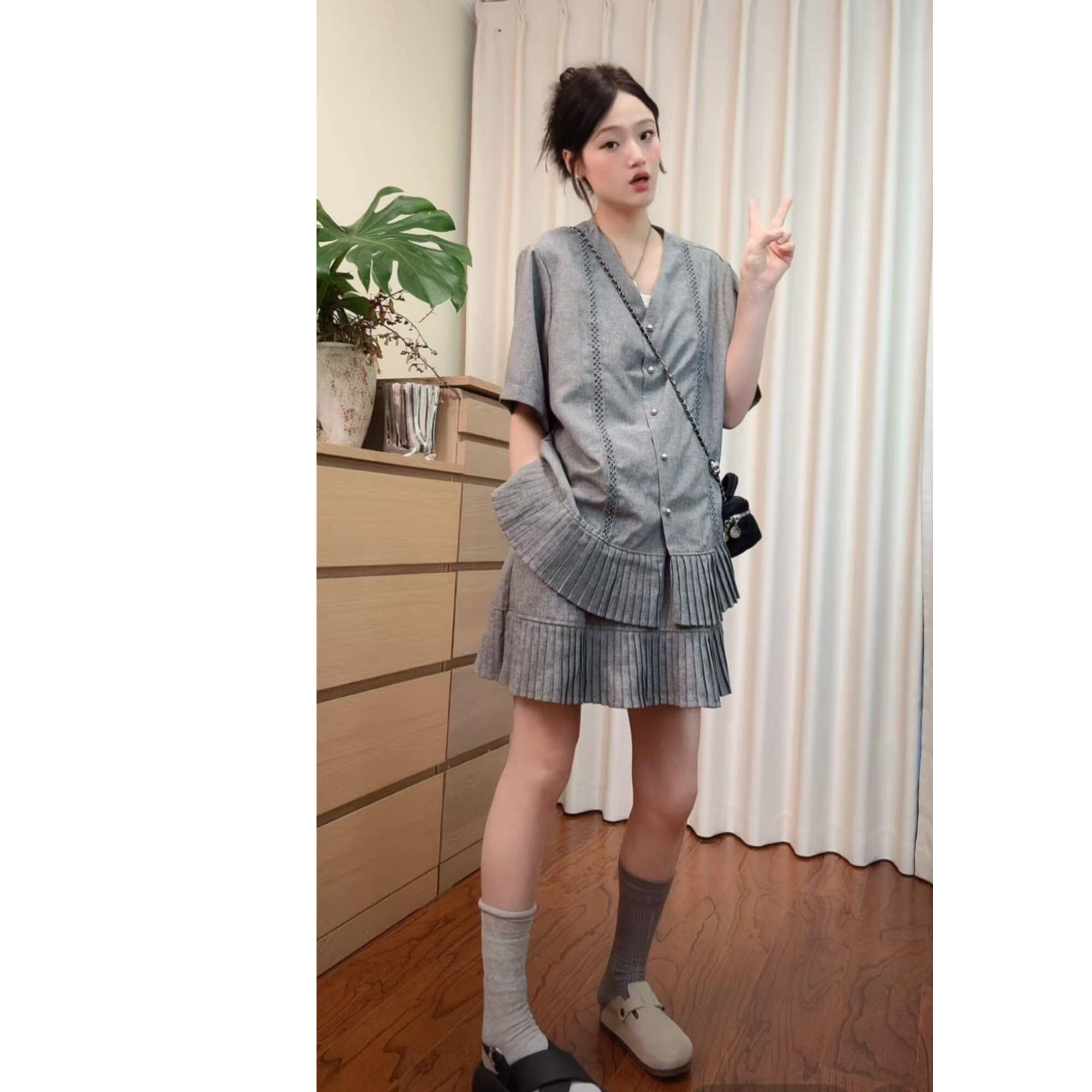 孕妇两件套夏季新款时尚设计感镂空短袖上衣猪鼻扣百褶短裙2026女