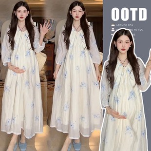 2025新款孕妇装裙子设计感宽松外穿领口可调节刺绣时尚洋气连衣裙