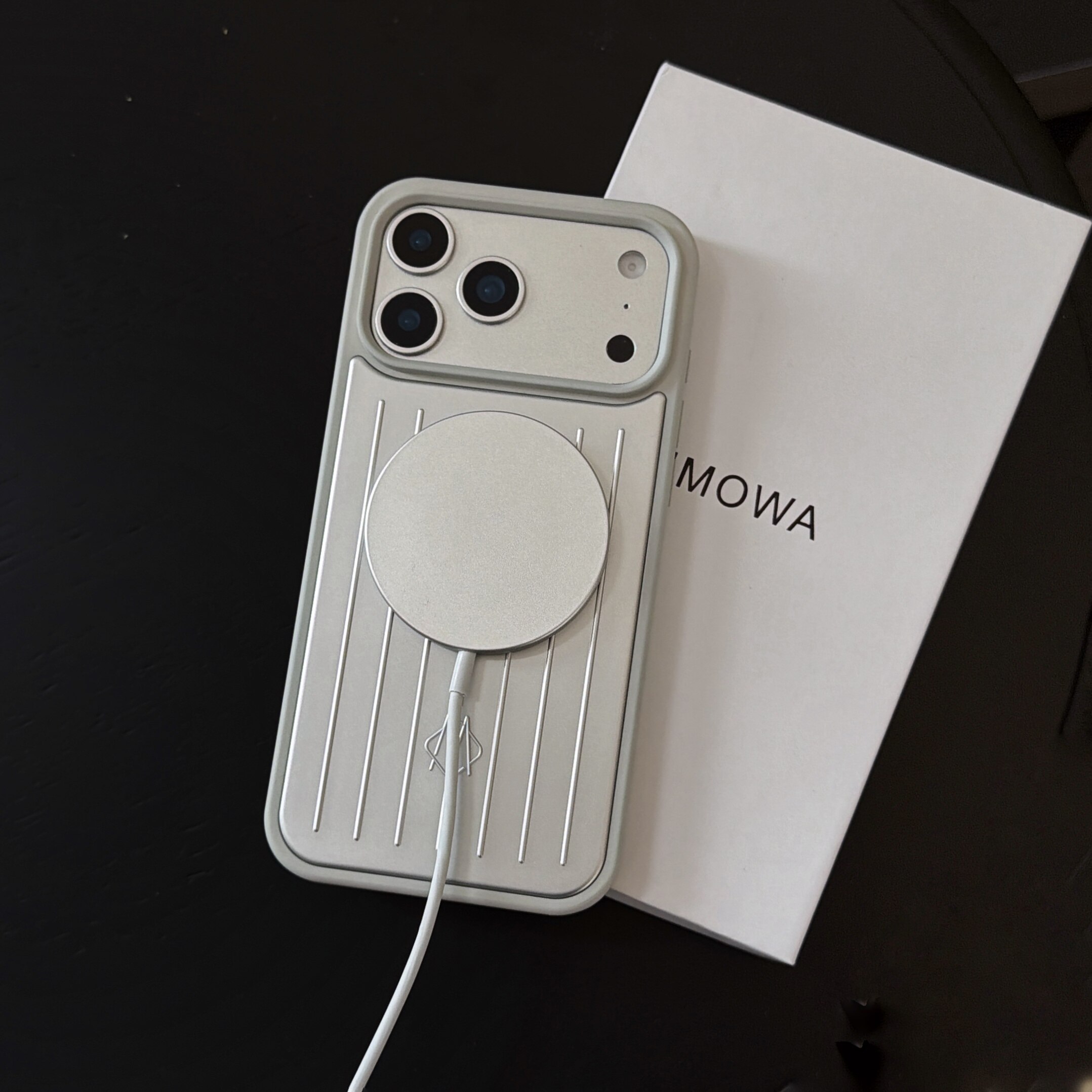 欧美潮牌行李箱磁吸手机壳适用于苹果 iPhone17手机壳粉色简
