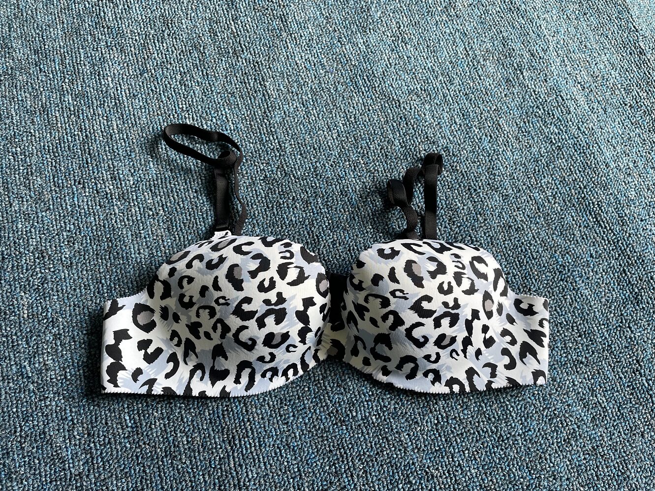 W13外贸单新款深V无痕内衣一片式有钢圈聚拢上薄下厚文胸女胸罩