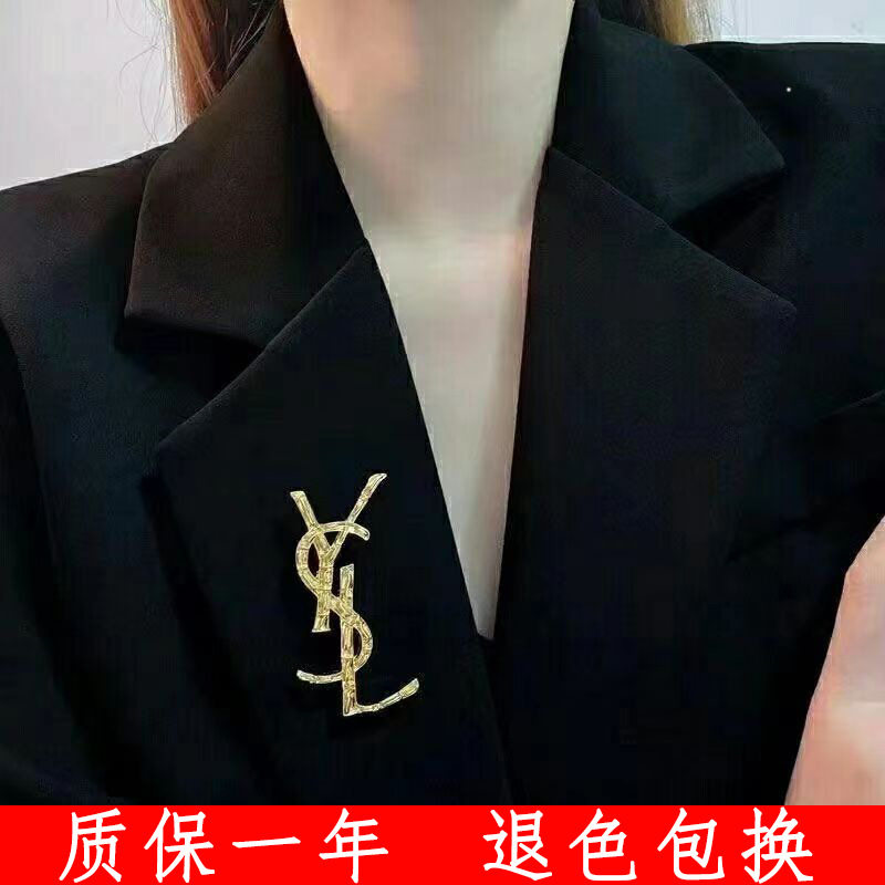 轻奢字母胸针设计感西装配饰时尚