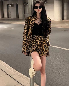 欧货炸街套装女夏高级感豹纹西装薄款外套时尚高腰短裤减龄两件套