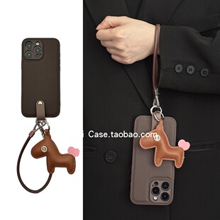 秋冬复古高级感深咖色皮纹爱心马挂件16promax适用苹果17promax手机壳iphone13软皮手提15防摔17全包14保护套