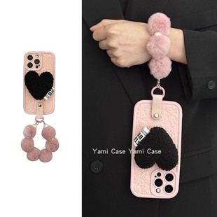 秋冬毛绒经典 粉黑撞色毛绒爱心适用16苹果15promax手机壳iphone13氛围感11小众12软7p8手拎绳14pro保护套