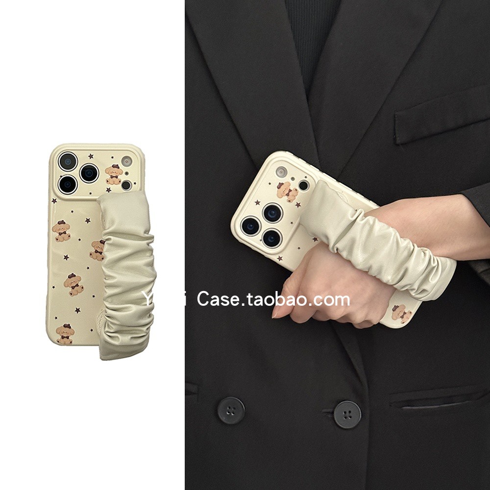 韩系ins小众简约奶茶底满屏小熊皮质肥肠腕带16promax适用苹果17promax手机壳iphone软胶15pro爱心边14保护套