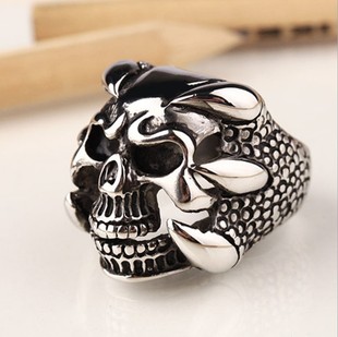 J18复古夜光骷髅头狼牙史泰龙敢死队戒指男士指环饰品个性