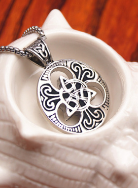 朋克风爱尔兰同心结圆牌吊坠项链