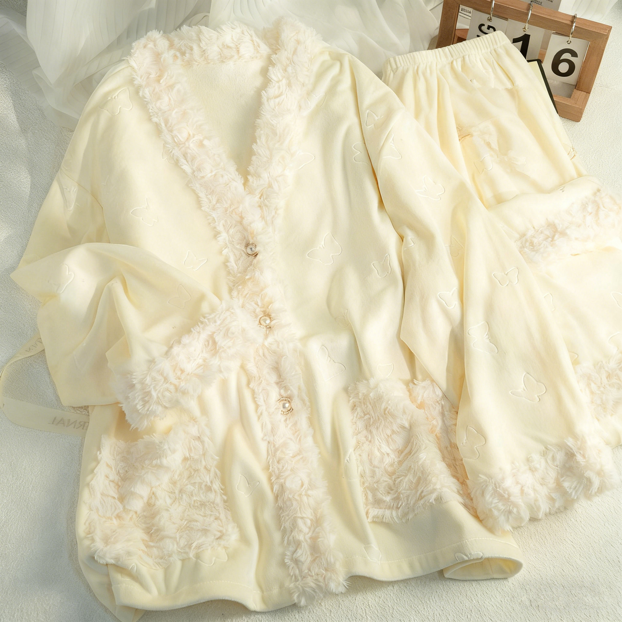 2025冬季德绒保暖睡衣新款高档玫瑰压花家居服秋冬季长袖长裤套装