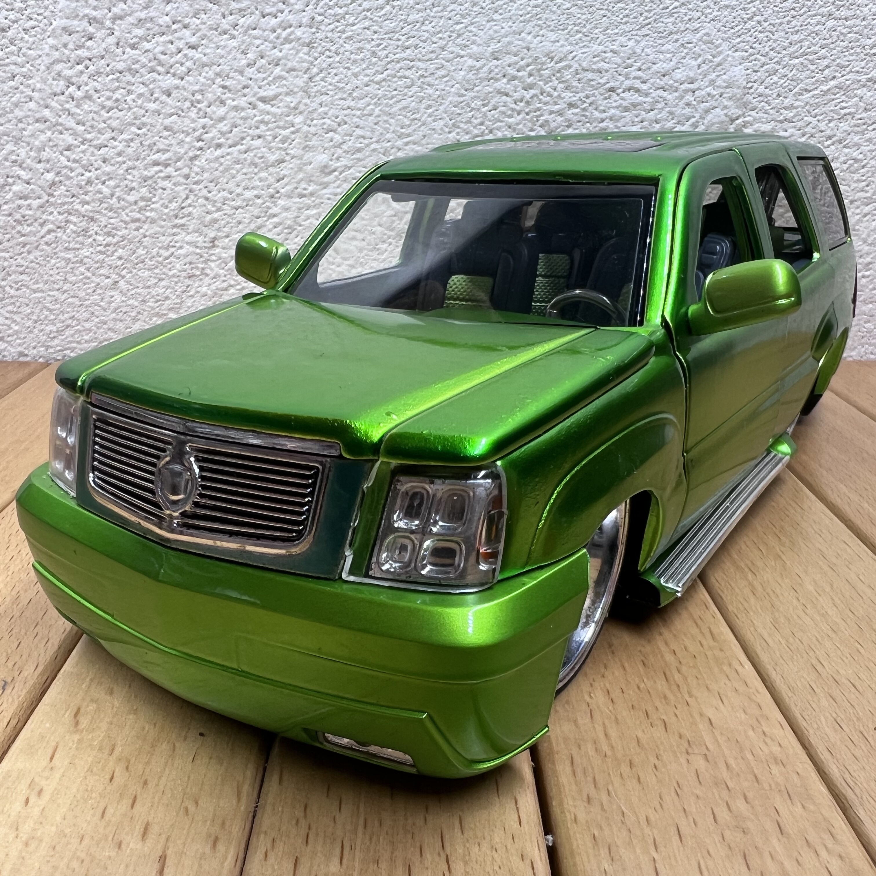 1:24凯迪拉克2004款凯雷德合金汽车模型摆件西海岸嘻哈风场景摆设