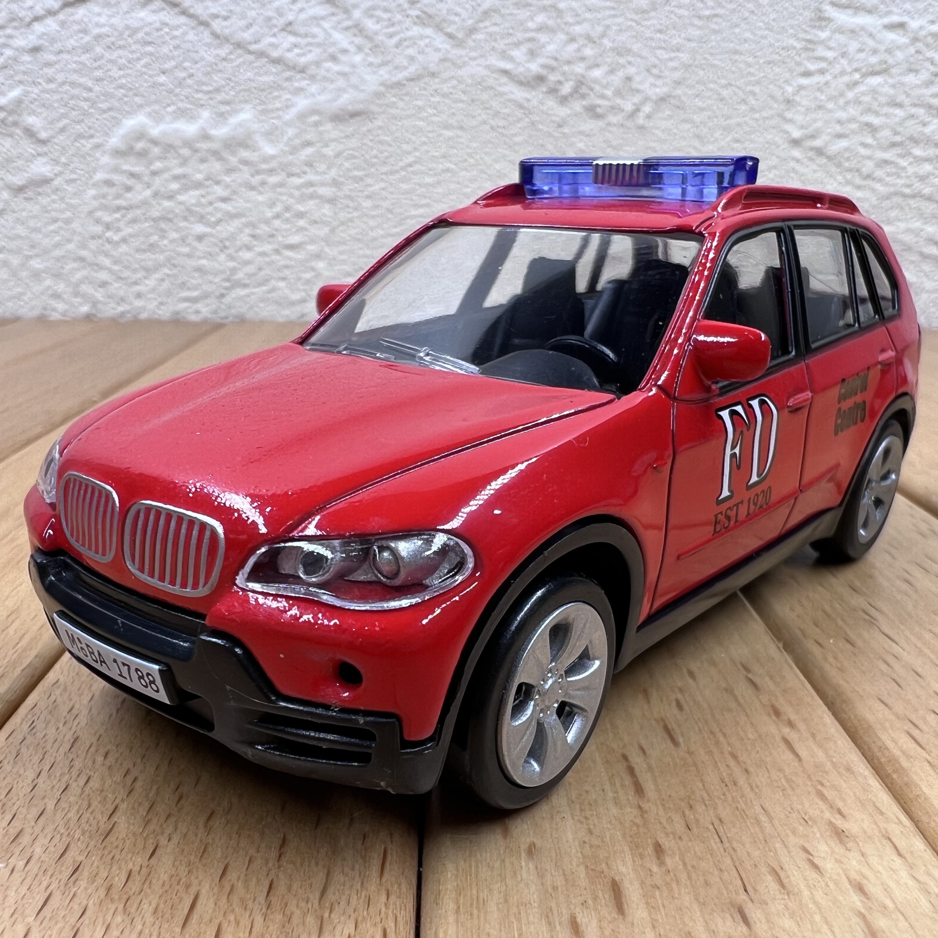 1:43宝马X5汽车合金模型摆件城市越野车场景摆设儿童玩具车