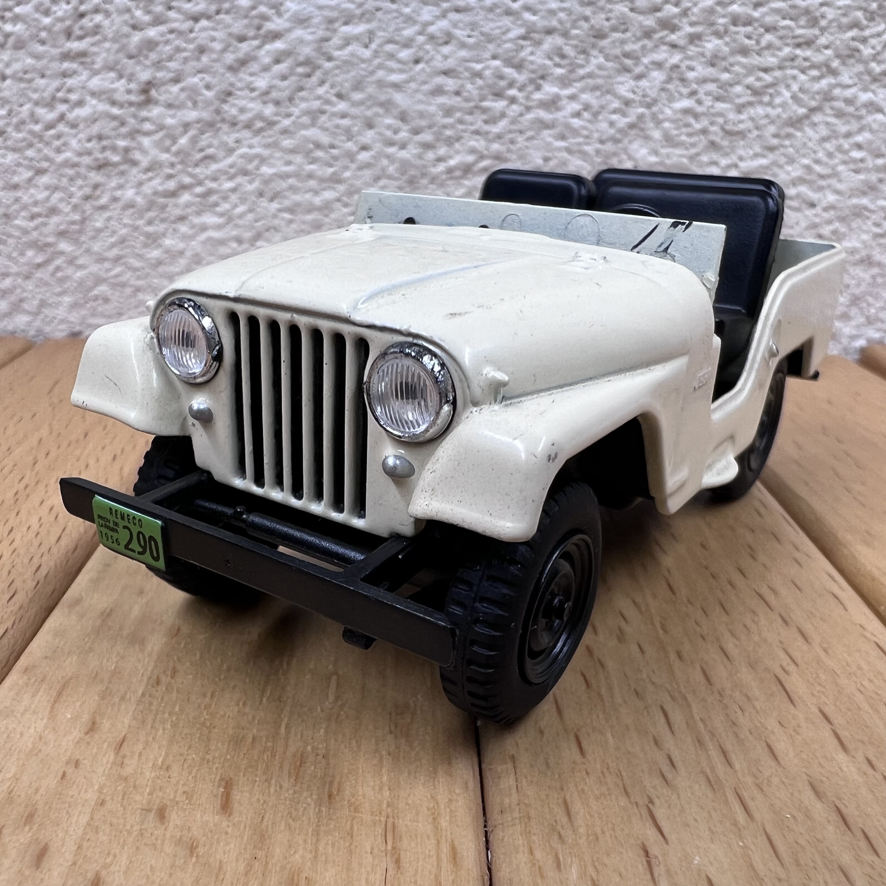 1:43阿根廷IKA吉普汽车合金模型摆件