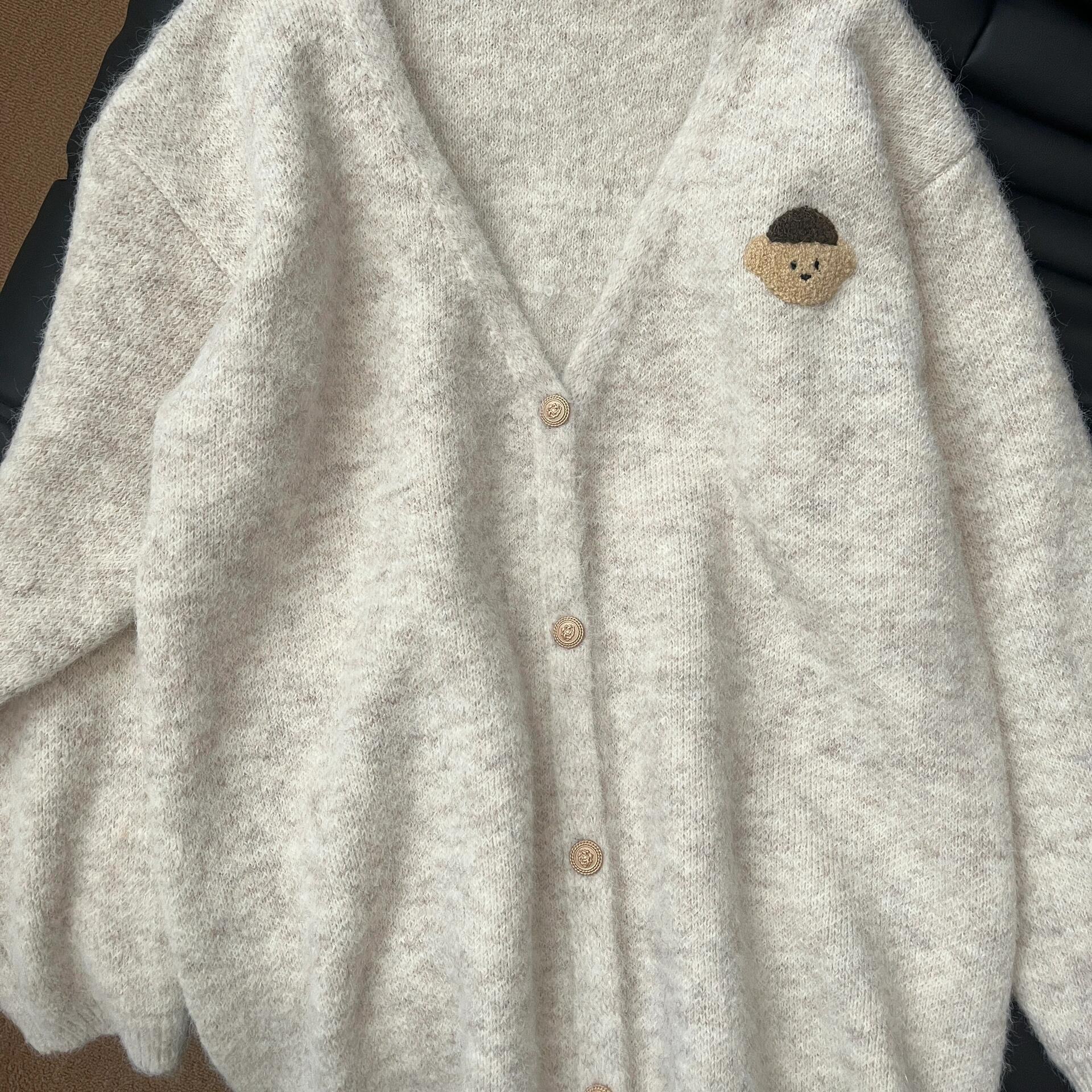 慵懒宽松V领小熊针织外套女秋冬季外搭浣熊绒毛衣开衫中长款上衣