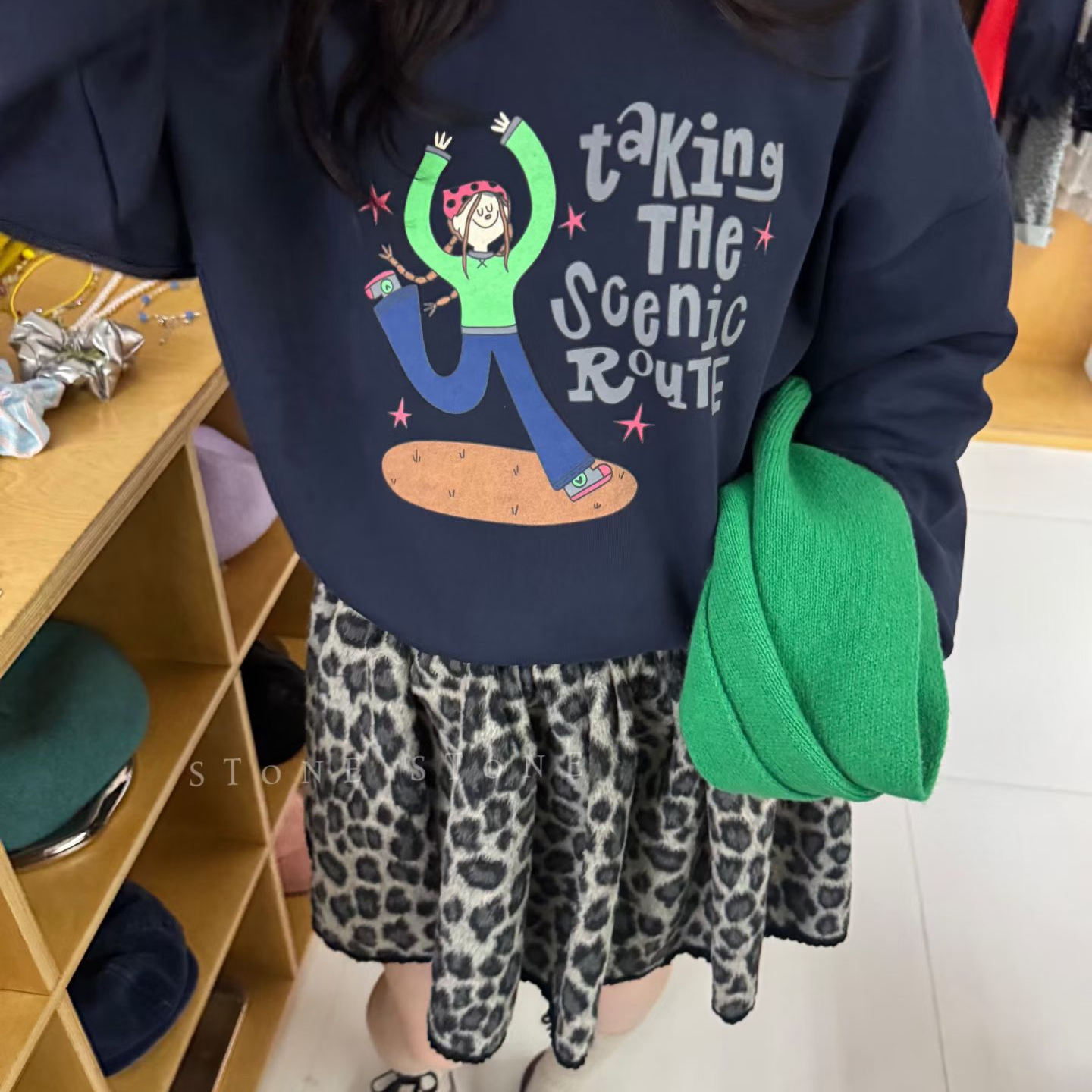 韩系趣味字母人物印花加绒卫衣女