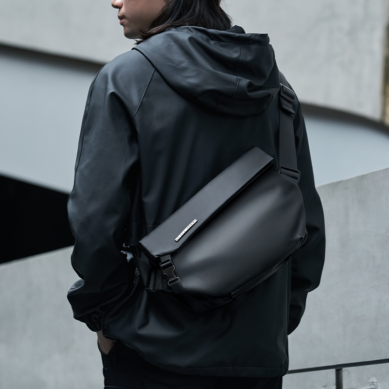 轻便能斜挎包工装骑行背包