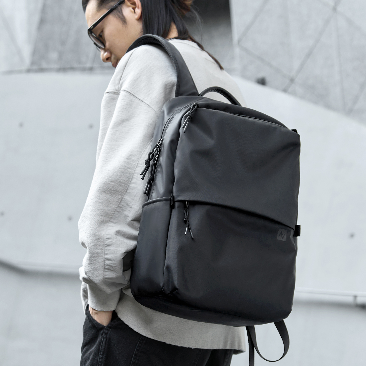 新款双肩包男士轻便潮牌