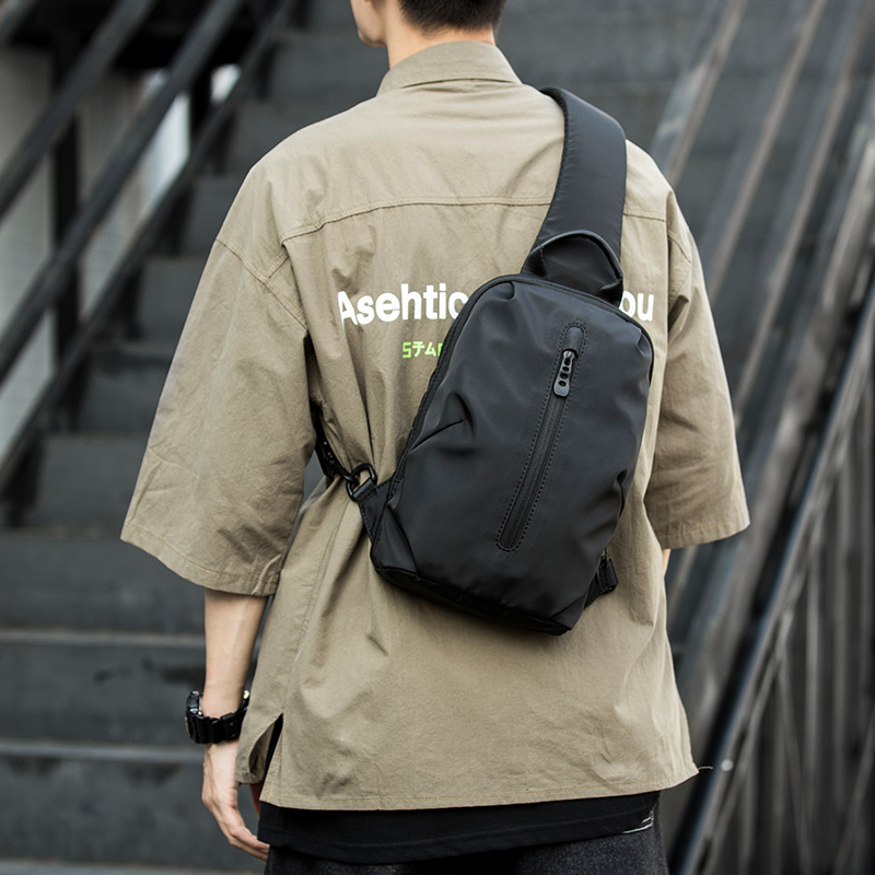 新款时尚潮流男生胸包