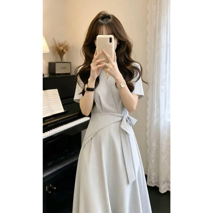 法式高级感灰白色条纹短袖连衣裙女夏季绑带收腰显瘦A字气质长裙