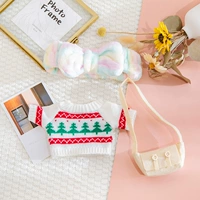 Цветные волосы с рождественским свитером белая сумка