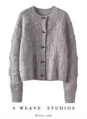 美翻！湖蓝色圆领牛角扣羊绒衫秋冬新款针织开衫长袖保暖毛衣