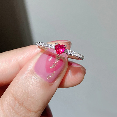 隆隆金珠宝2024新款925银小巧爱心戒指镶嵌高碳钻气质人工红宝女