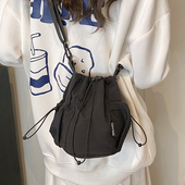 韩版 休闲新款 小众单肩包斜挎包小布包手机包女休闲百搭迷你小桶包