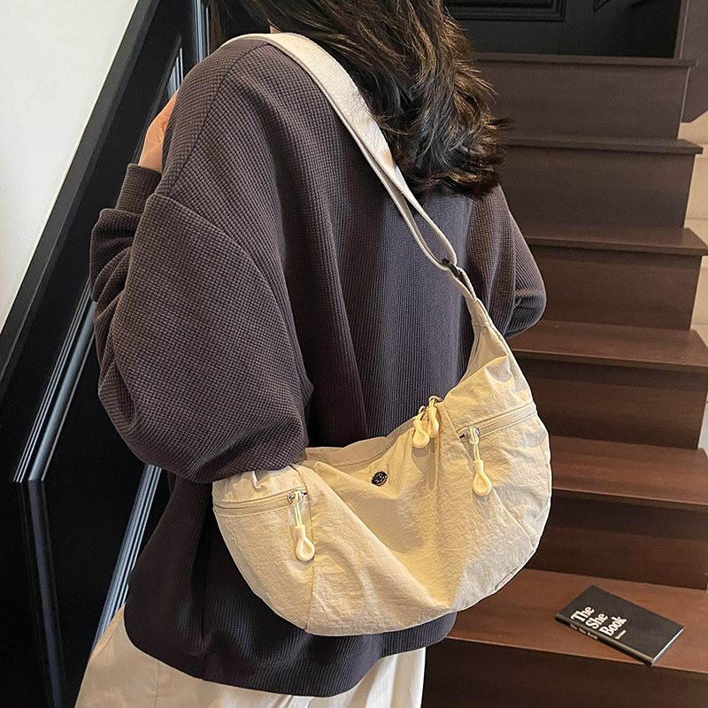 小众轻便休闲包包女简约韩版大容量斜挎包通勤女包简约运动单肩包