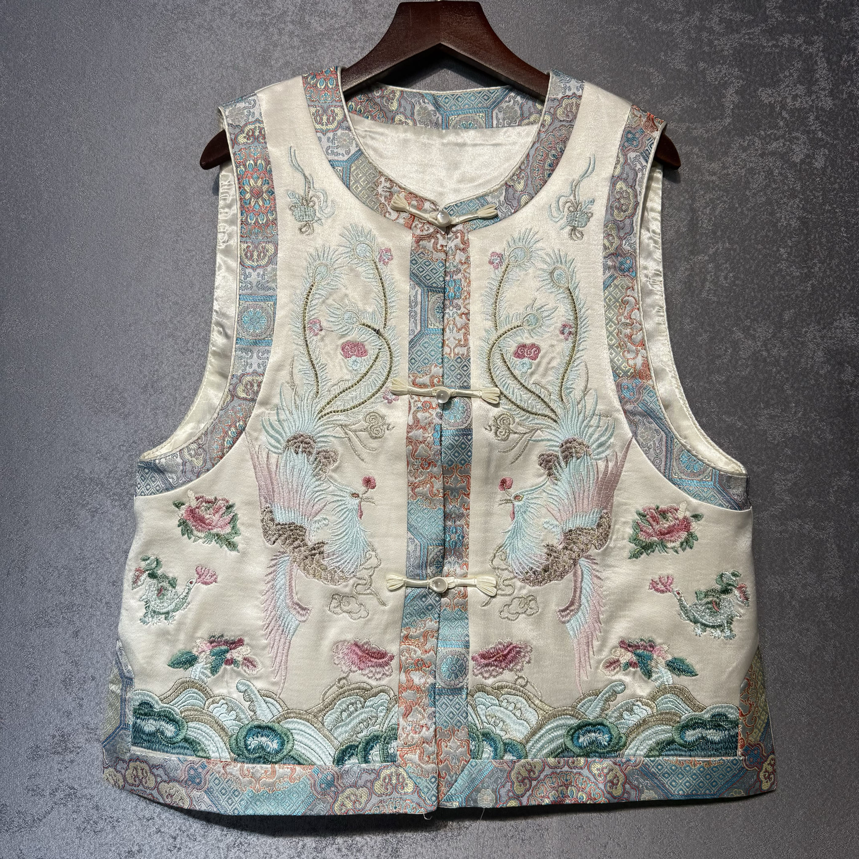 新中式圆领盘扣重工凤凰刺绣精致马甲春季新款国风气质时尚马夹女