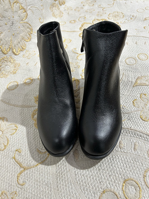 外贸原单女士真皮短靴头层牛皮里外脚感软，5公分鞋跟不累脚