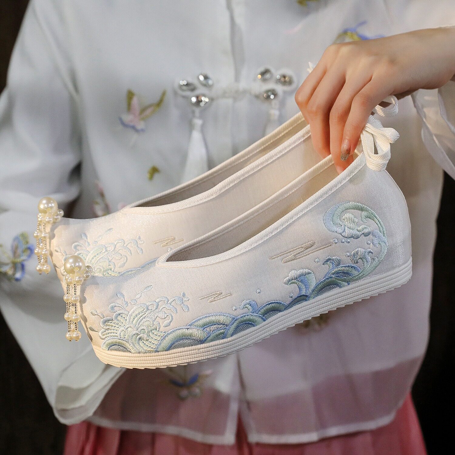 古装汉元素翘头弓鞋古风绣花鞋女
