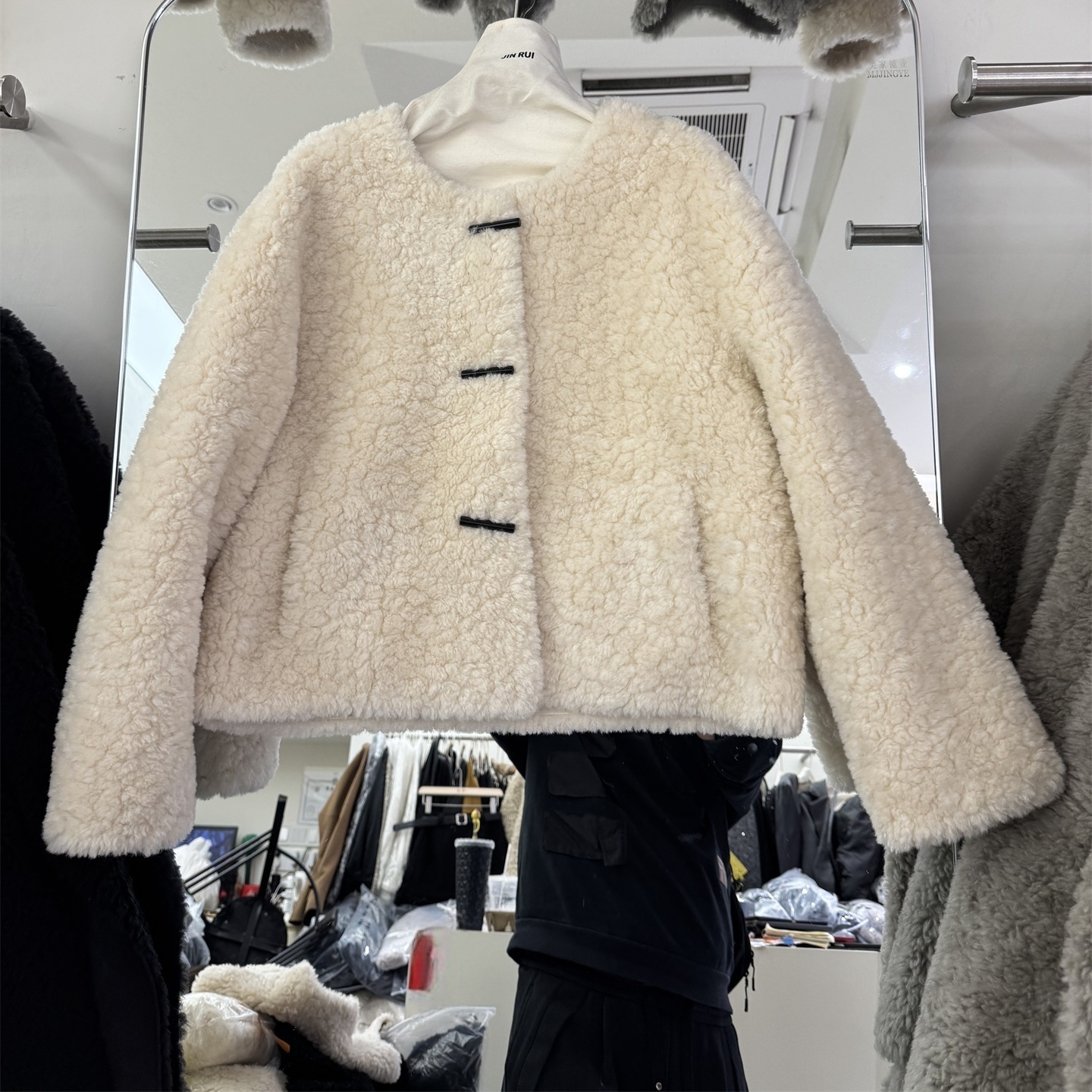 韩版短款皮毛一体外套女三粒扣2025冬季新款保暖显瘦绒感毛毛上衣