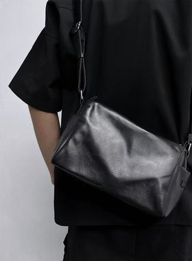 斜挎包男2023新款潮牌单肩包简约休闲男士小挎包百搭软皮通勤背包