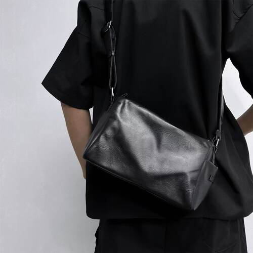 斜挎包男2023新款潮牌单肩包简约休闲男士小挎包百搭软皮通勤背包