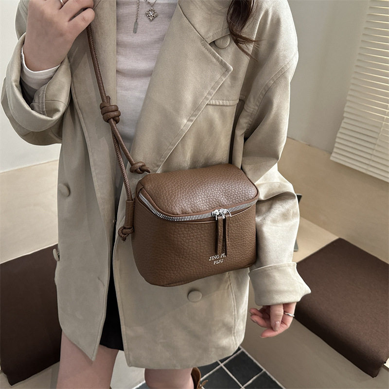 夏季时尚女士小包包2026新款简约纯色小方包单肩斜挎盒子包