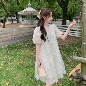 法式复古蕾丝拼接夏季新款高级甜美V领泡泡袖短款超仙漂亮连衣裙图片