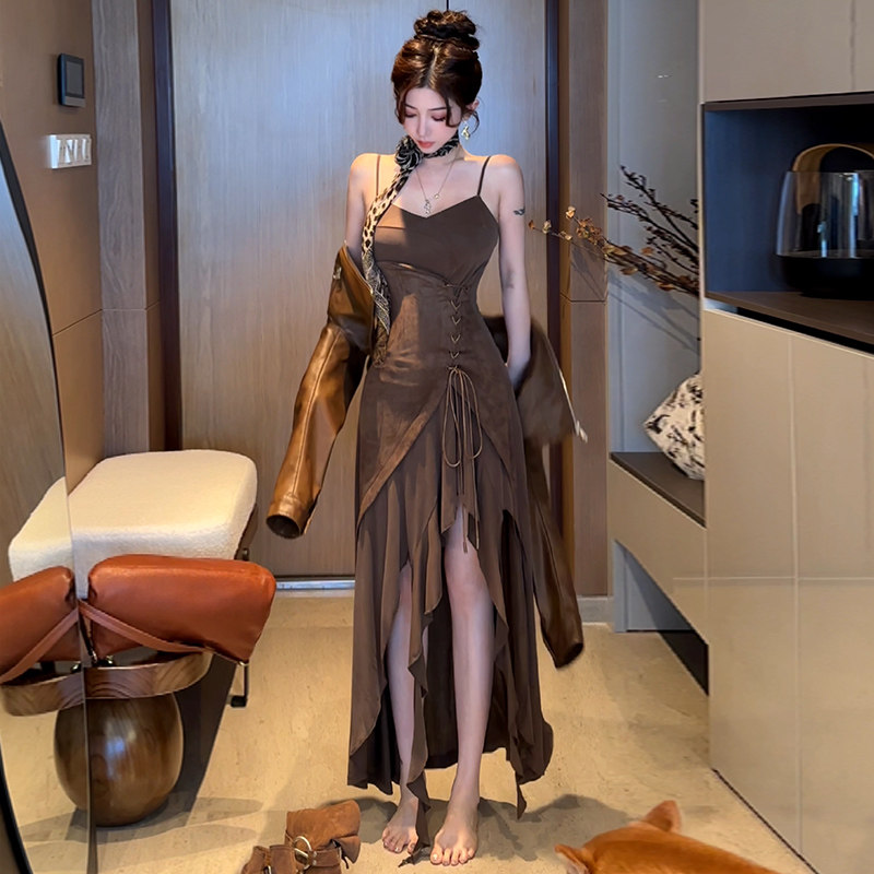 小雨姐姐新款【栗咖裙】复古设计感不规则绑带荷叶边修身显瘦吊带