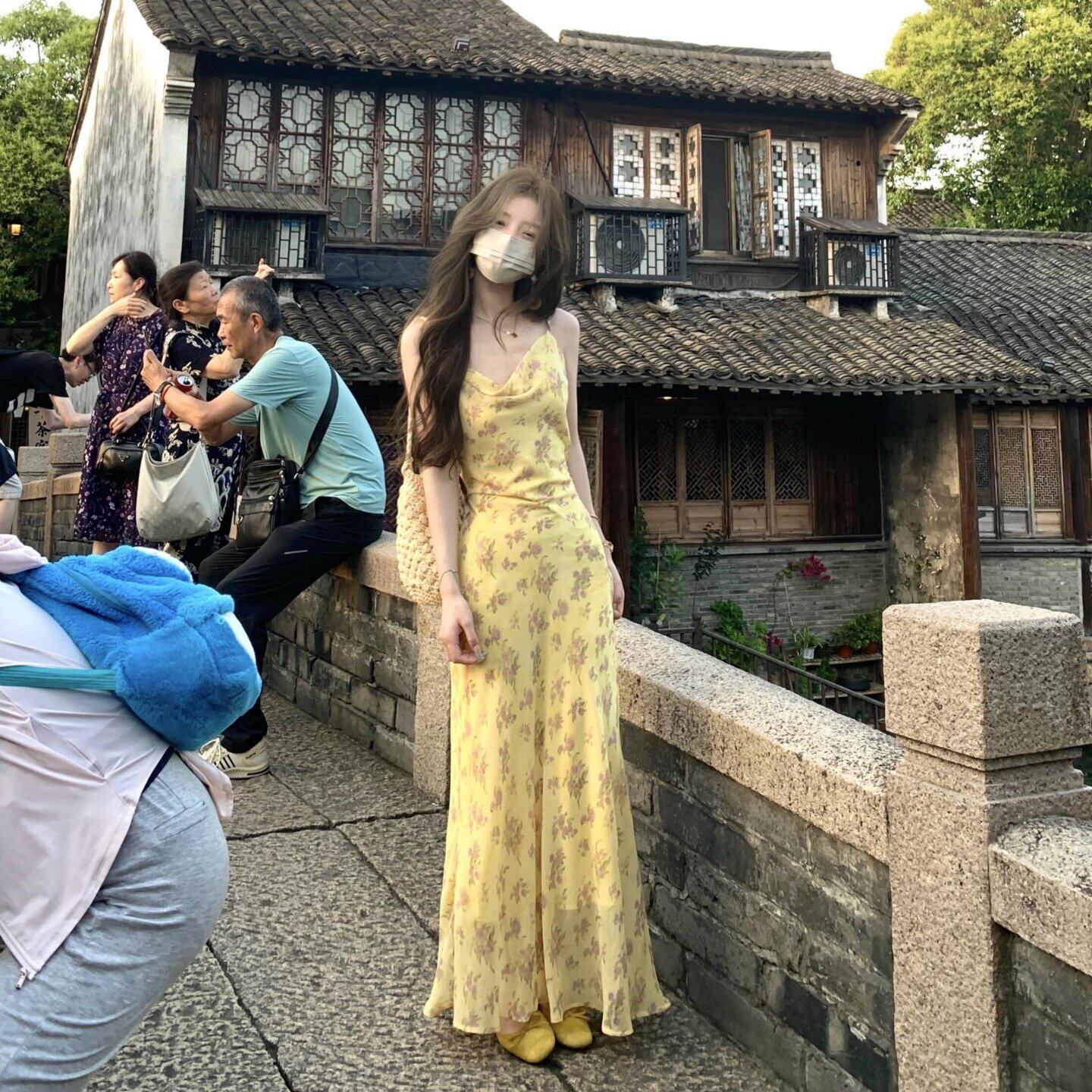 法式黄色碎花荡领吊带洋装女装夏季海边度假绝美收腰薄纱长裙子