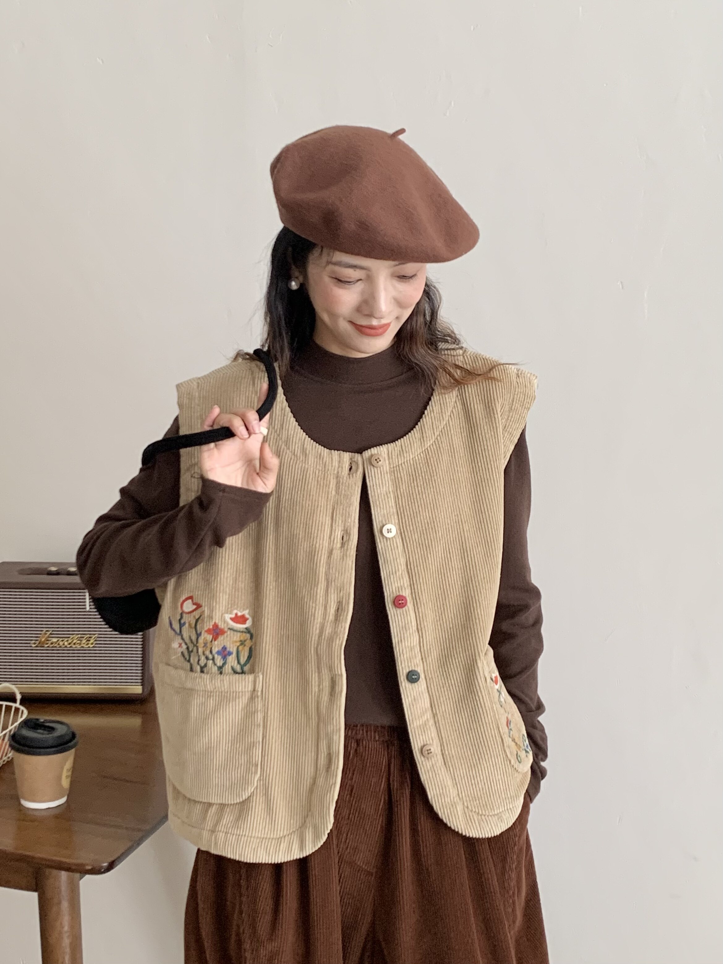 2025秋季新款复古刺绣小花灯芯绒马甲女宽松休闲小众无袖日系坎肩,女装/女士精品,马夹,淘宝优惠券,粉丝福利购,淘宝优惠卷